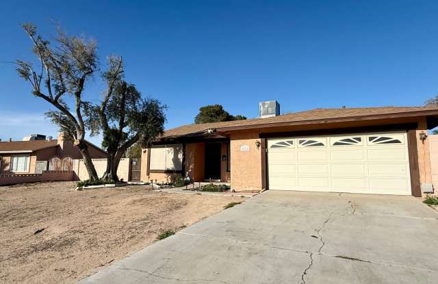 Fully Furnished 4-Bedroom Home in Prime Central Las Vegas Location