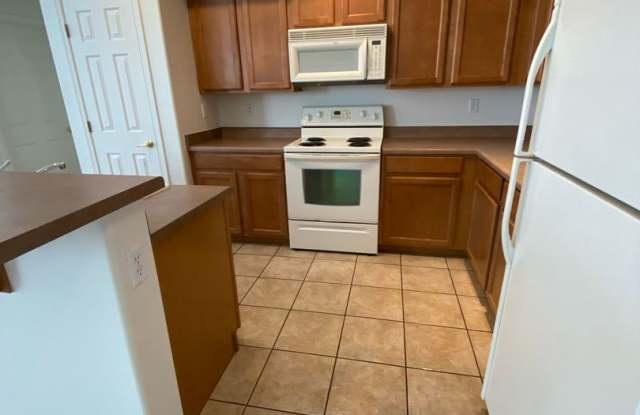 REDUCED!!! BRAND NEW CARPET AND PAINT, COMMUNITY POOL RANCHO EL DORADO