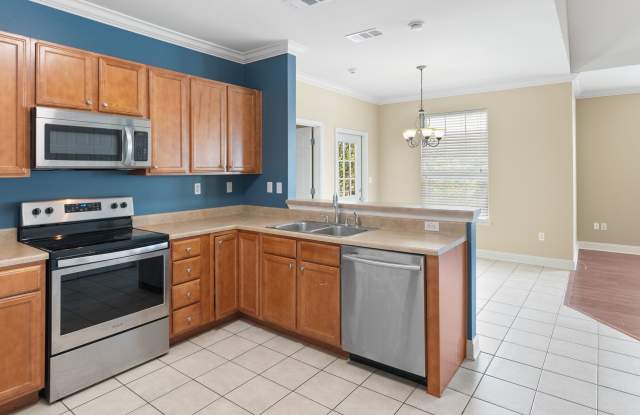 3 Bedroom Condo in Burbank Estates- Gated Community