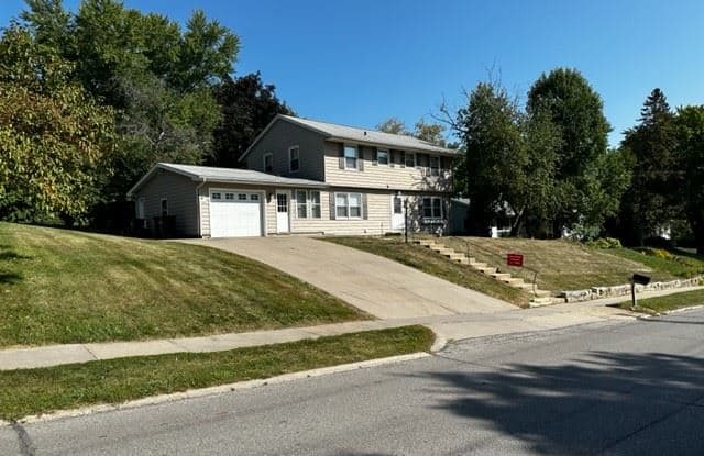 610 Greenwood Dr - 610 Greenwood Drive, Iowa City, IA 52246