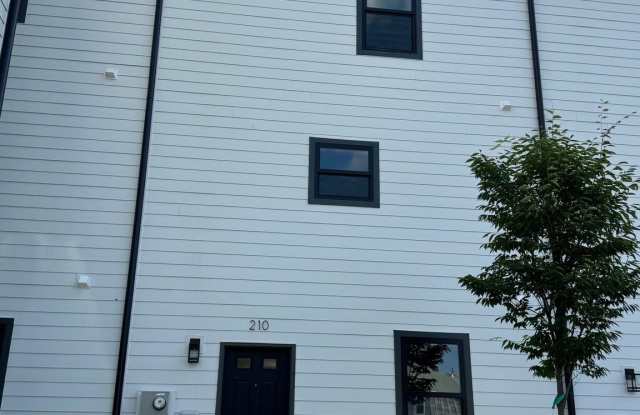 210 E PICCADILLY STREET