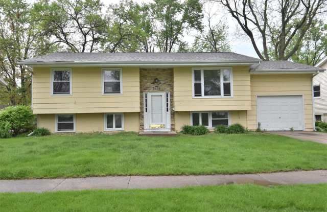 2516 Towne House Dr NE - 2516 Towne House Drive Northeast, Cedar Rapids, IA 52402