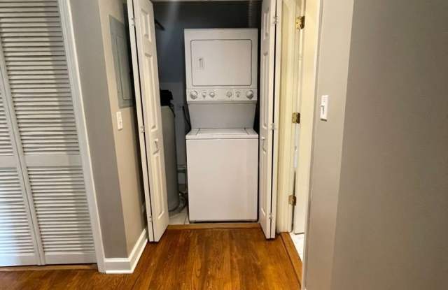 2412 W Ardmore Avenue