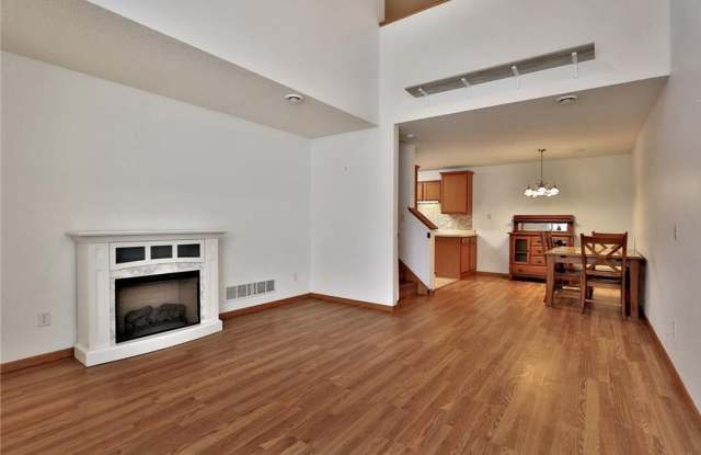 Awesome 2 bed townhouse in forest lake!! Available middle of August!