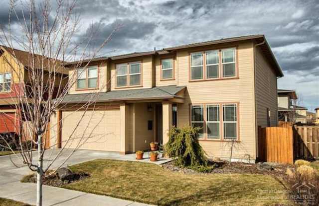NE House Pet Friendly, 4 Bdrm, 2.5 Bath, Bonus Room, Office, Gas Heat/fireplace, A/C