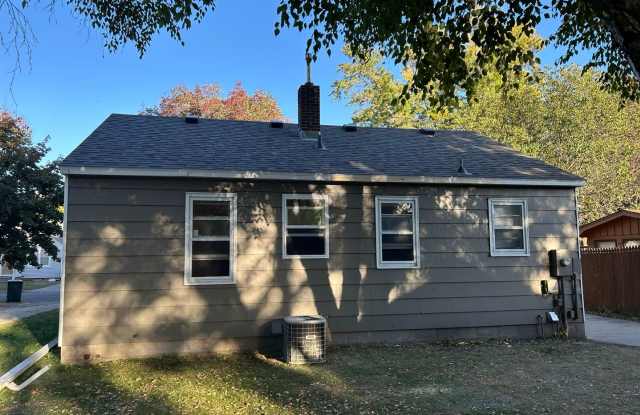 2-1 House with Garage available 12/13/2025