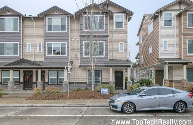 Gorgeous 3 Bedrm+Loft | 3.5 Bath End Unit Townhouse with upgrades | *Hardwood*Granite* |Bedrm with Full Bath on 1st floor!