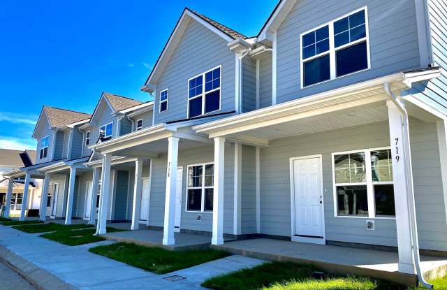 Spacious 2 Bed/2 Bath Townhomes With Flex Room in Columbia, TN!