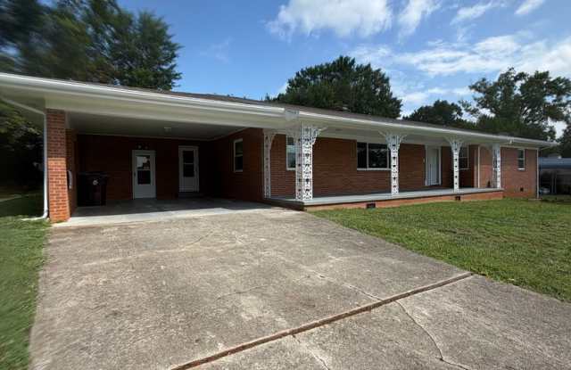 Alcoa 37701 - 3 bedroom, 2 bath ranch home with a carport - Contact Debra Johnson (865) 591-8281