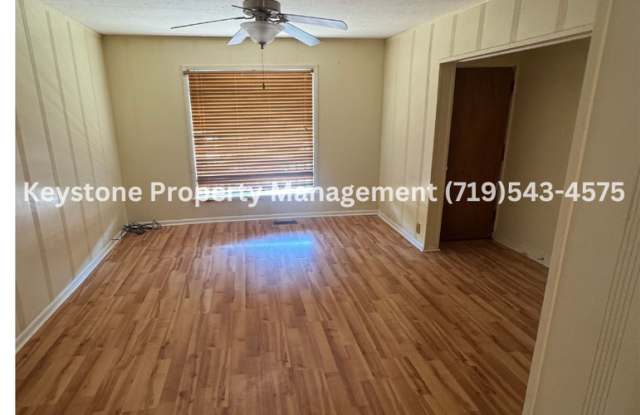 Charming Apartment - Conveniently located - Downtown 4-Plex with 2 Bedrooms/1 Bath $850/$850