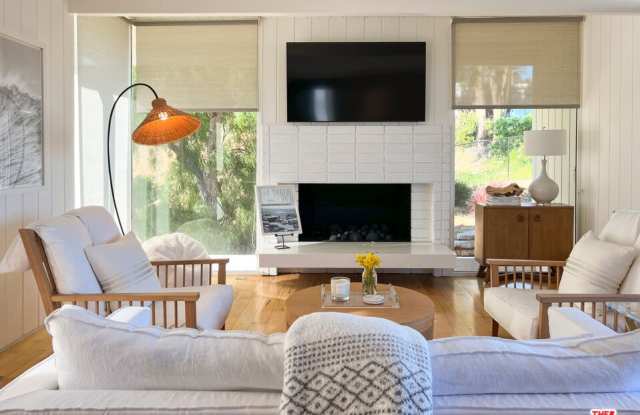 3431 Coast View Dr