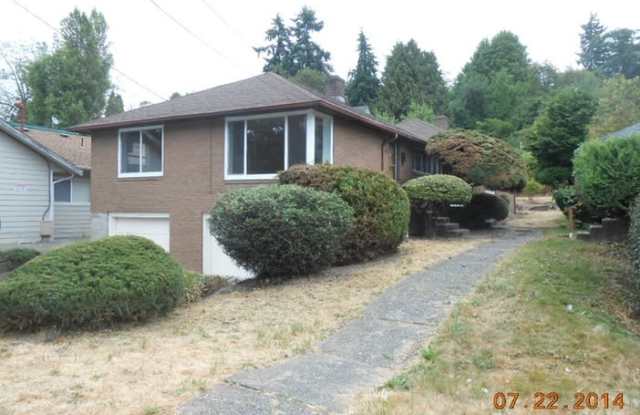 Charming 2 Bedroom 1 bath Brick Duplex in Rainier Ave S.