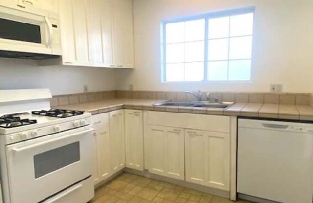 5248 SATSUMA Ave unit: 3