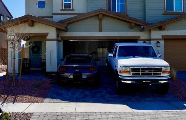 Charming 3BR Townhome in Henderson