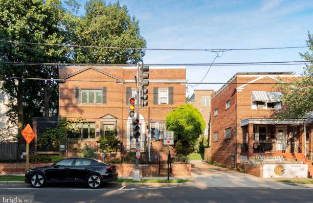 2835 4TH Street NE