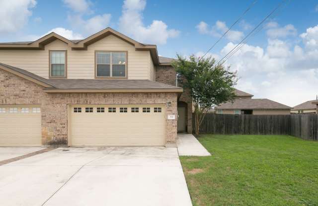 Beautiful 3 Bedroom Duplex Located in New Braunfels, Texas!
