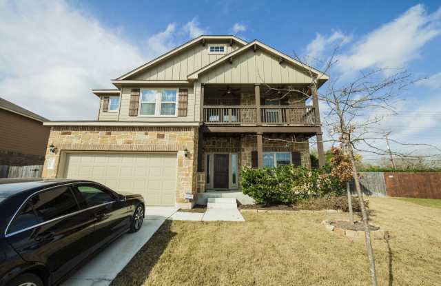 STUNNING 4 BEDROOM IN NEW BRAUNFELS FEATURING TONS OF UPGRADES!!!