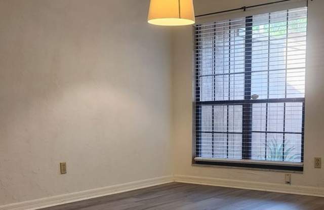 { ROCKWOOD VILLAS } 2/2 Town House Close to UF