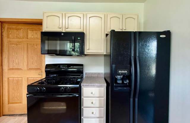 Charming 2-Bedroom Home Near the Hospital – Pet Friendly!