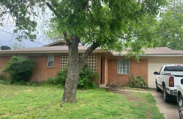 1702 McCart St., Stephenville, TX 76401