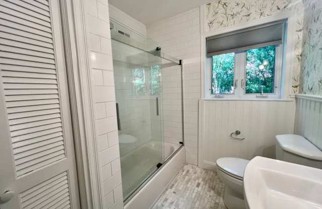 Charming 5 Bedroom Home Close to Everything!