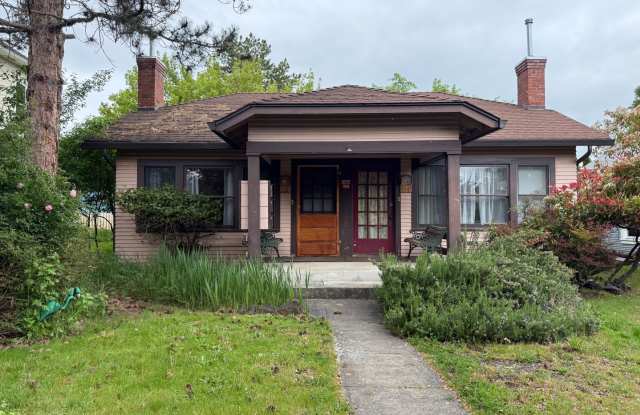 Charming, One bedroom duplex in Prime Ashland location | Available Now!