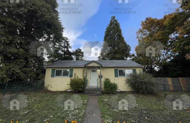 Cute as a button! Two blocks from WOU and Historical downtown Monmouth!