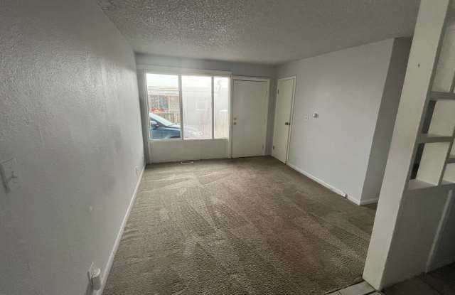 Nice half duplex! 2 parking spots!