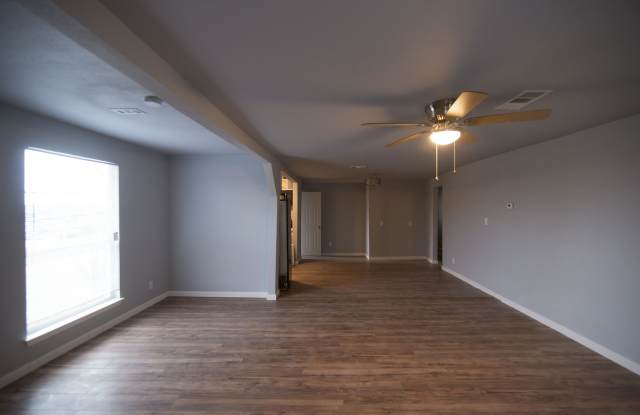 1st Month Free! BEAUTIFUL 4 bed/3 bath home, Near Downtown!!