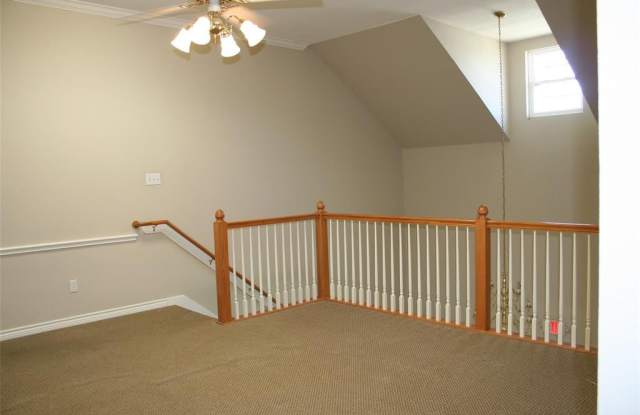 1601 W Henderson