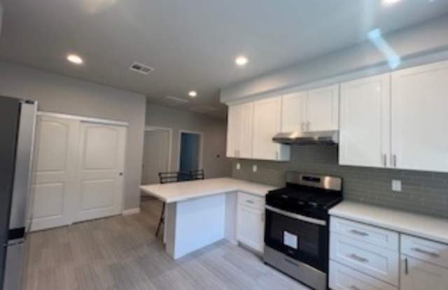 658 Del Valle Avenue