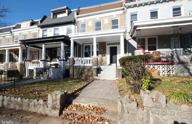 727 OTIS Place NW