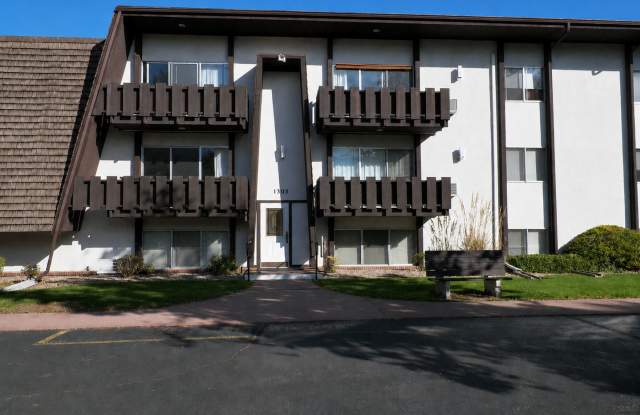 Well-Located 2 Bedroom Condo Available Mid June