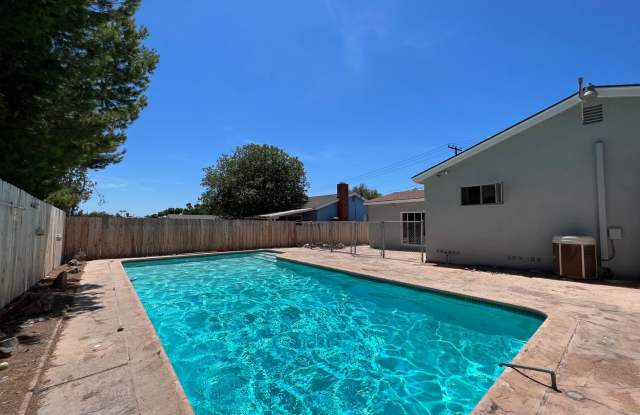 5 bed 3 bath w/ POOL and Large rooms
