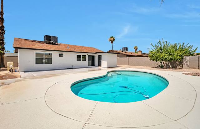 3 Bedroom 2 Bath with Pool!
