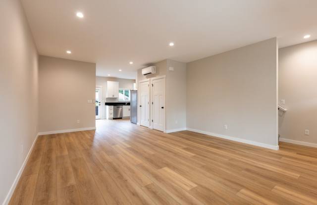 Newly Built 3 Bed, 2.5 Bath Cottage Homes with Free Wifi Internet