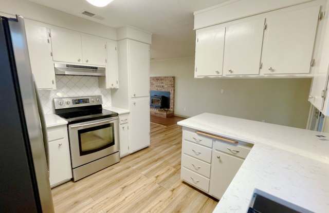 Photo of COUNTRY SETTING 3 BEDROOM WITH POOL AND SOLAR