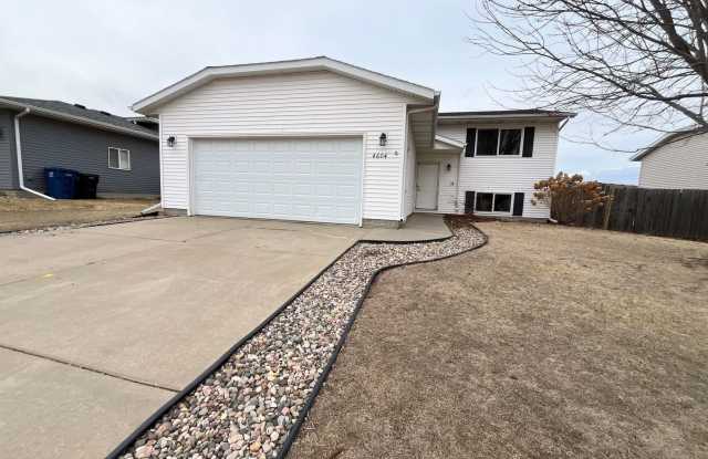 3 Bed/2 Bath Home w/ Fenced in Yard!