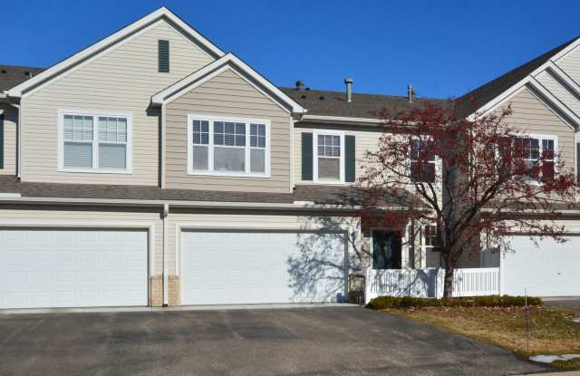 Beautiful 2-Bedroom 3-Bathroom Townhouse in Plymouth!