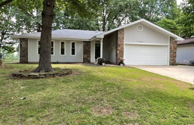 1324 S John Ave - 1324 South John Avenue, Springfield, MO 65804