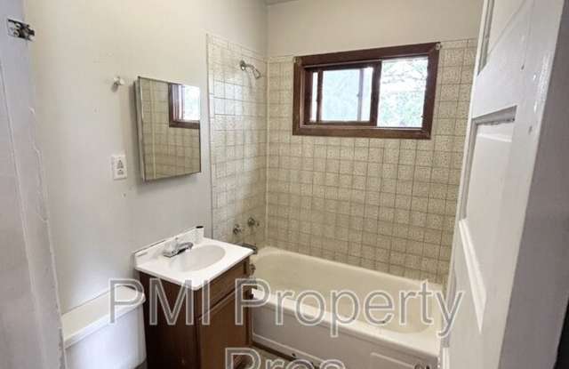 3307 N 24th Place