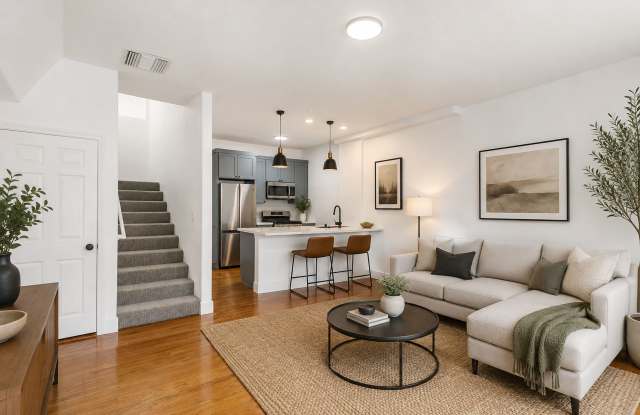 1827 N Wilcox Ave - Now Offering a $500 Look & Lease Credit on Select Units!