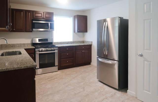 Modern Three Bedroom Condo! Minutes to Congress Heights Metro!