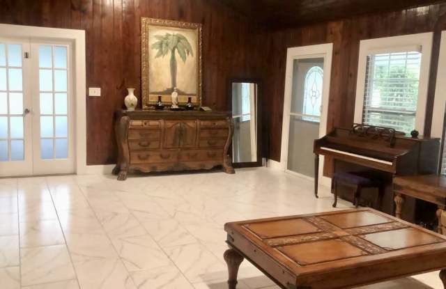 Photo of 1033 Henton Ln