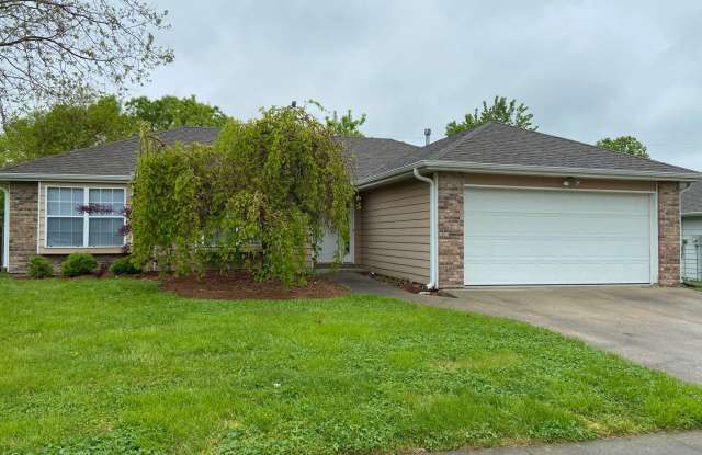 Adorable Single Family Home w/ Fenced Yard in South Columbia - Available June 13th!!