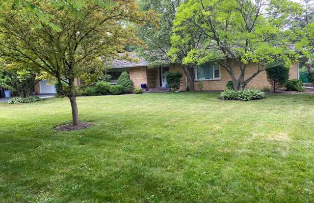996 Castlegate Court