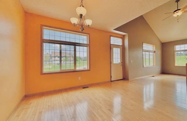 Spacious 3bed Townhome in Coon Rapids.  FINISHED BASEMENT