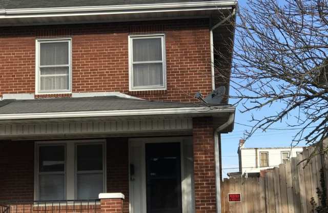 915 W LOCUST STREET