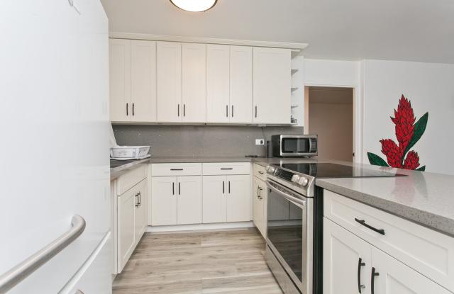 Pets Allowed.... Colonnade on the Greens #403 3 BD 2 BA 2 PRK