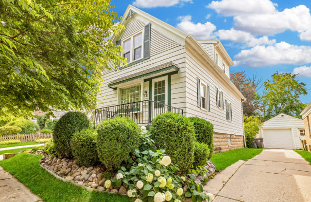 921 E Colfax Pl - 921 East Colfax Place, Whitefish Bay, WI 53217